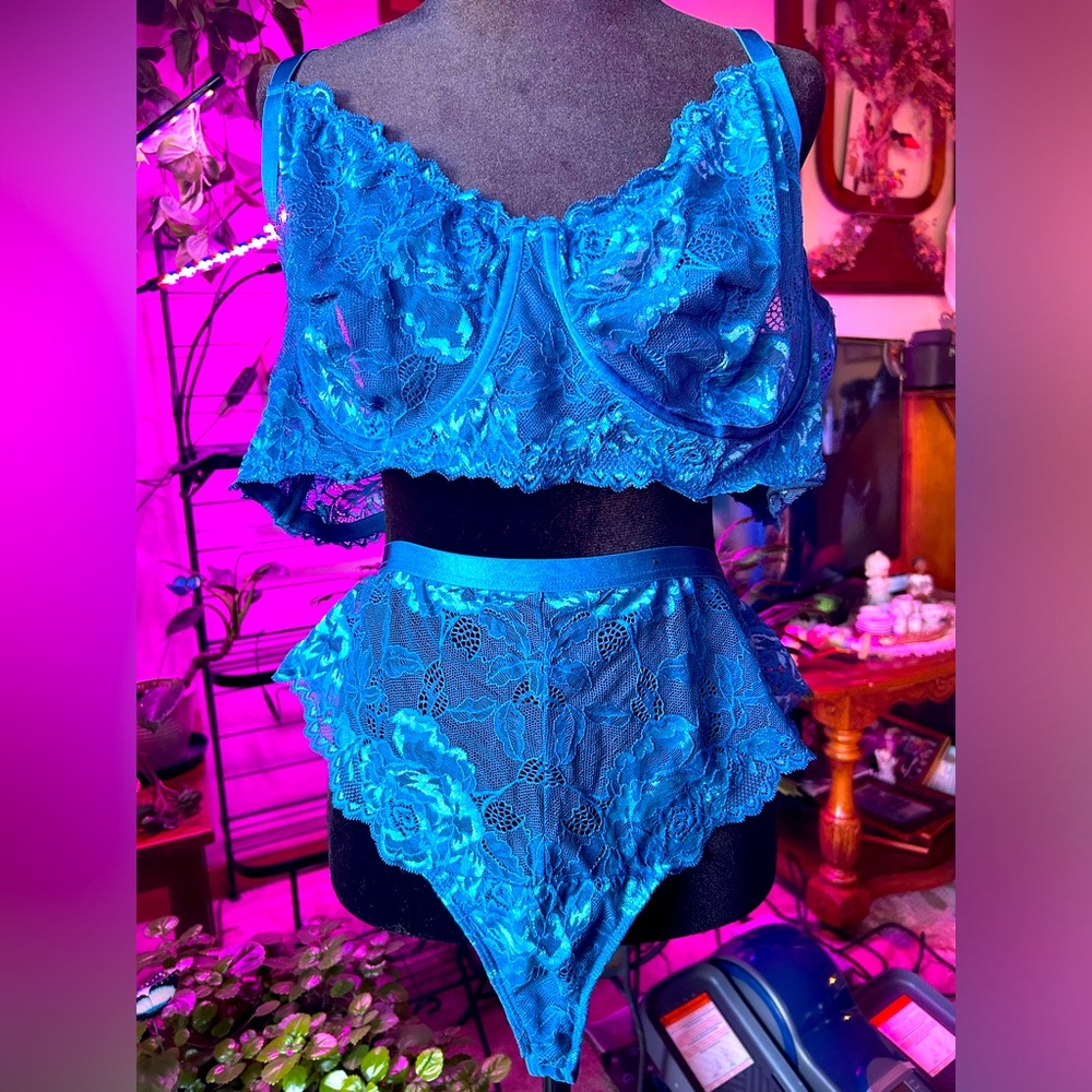 TORRID BRALETTE AND THONG PANTY NWOT SIZE 4